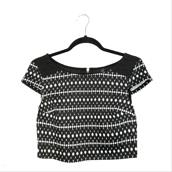 NWT Cropped Aztec Jacquard Lexi Black & White Top - Picture 1 of 4